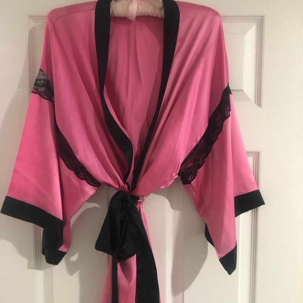 Victoria’s Secret Silky Satin Short Robe 💗🖤